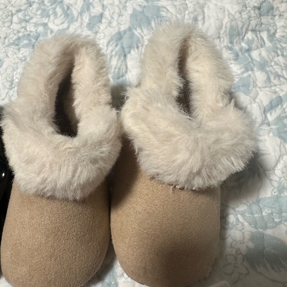 Adorable Infant Girl Shoe Lot - Picture 4 of 8